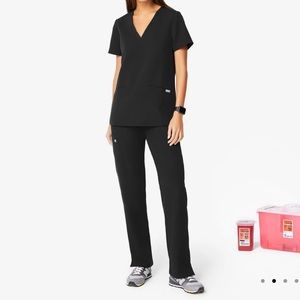 FIGS BLACK SCRUB SET